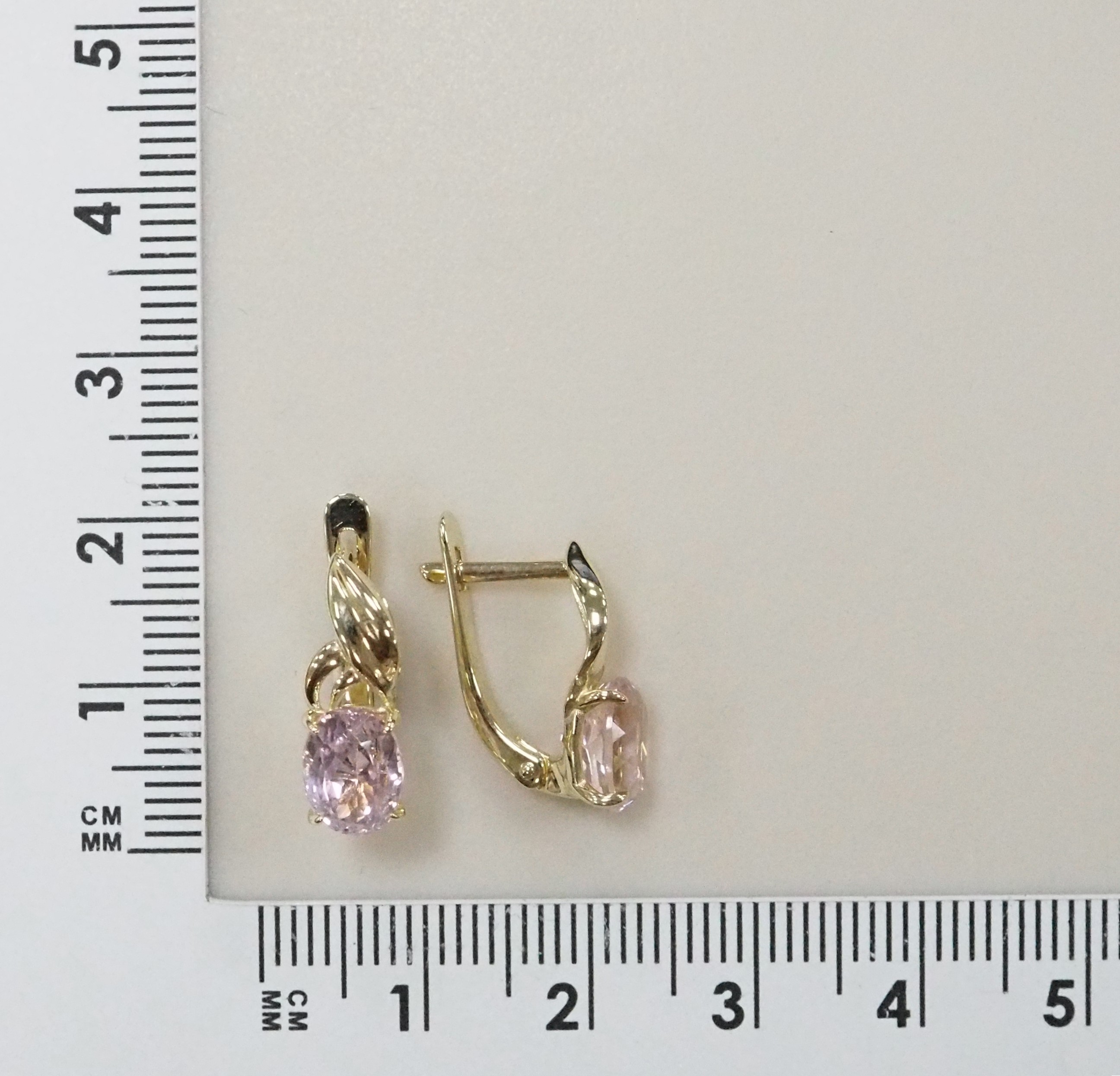 Серьги из желтого золота с кунцитами